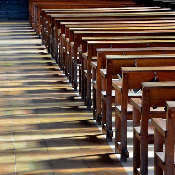 Barcelona.- Església de Sant Pius X de l'arquitecte Josep Soteras (1963). Jocs de llums a la bancada (9/2017)