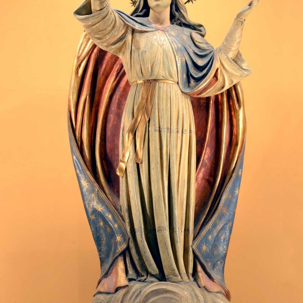 Barcelona.- Església del Monestir de Sta. Maria de Valldonzella consagrada l’any 1922 - Imatge de la Mare de Déu de l’Assumpció presidint l’altar (6/2015)