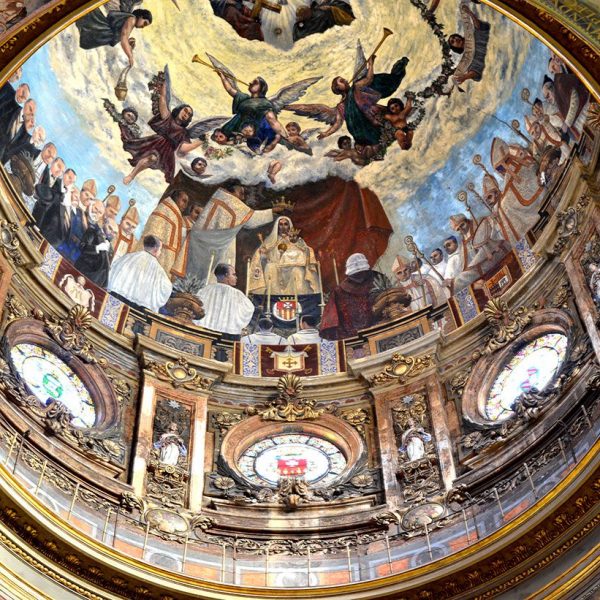 Barcelona.- Basílica barroca de la Mercè construïda entre 1765 i 1775 però d'origen medieval - Vista de la cúpula de l'any 1888 coberta de pintures murals (11/2015)