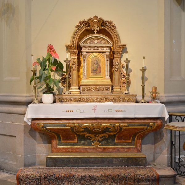 Barcelona.- Església de Sant Pere Nolasc. Vista del sagrari de fusta policromada i daurada amb una pintura de Crist d'Antoni Viladomat (11/2015)