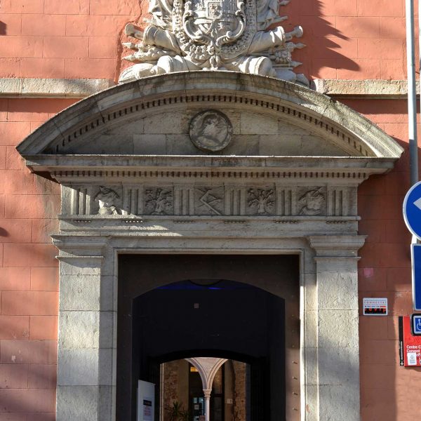 Barcelona.- Convent de Sant Agustí Vell, construït a partir de 1349. Actualment alberga el Museu de la Xocolata. Portalada del claustre (12/2014)