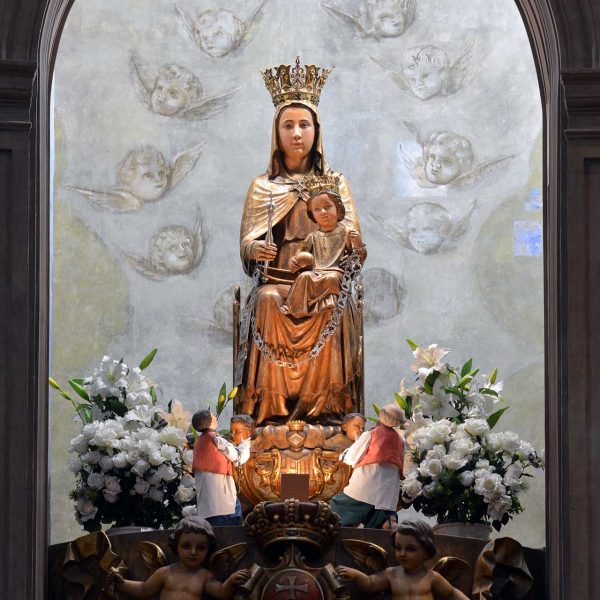 Barcelona.- Església de Sant Pere Nolasc. Mare de Déu de la Mercè presidint el retaule major (11/2015)