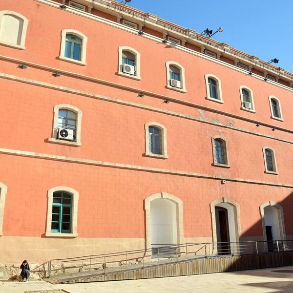 Barcelona.- Convent de Sant Agustí Vell, construït a partir de 1349. (Museu de la Xocolata) . Pati del claustre gòtic del S. XIV (12/2014)