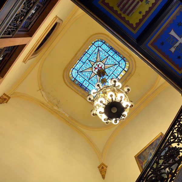 Barcelona.- Basílica barroca de la Mercè construïda entre 1765 i 1775 però d'origen medieval - Escala d'accés al cambril de la Verge (11/2015)