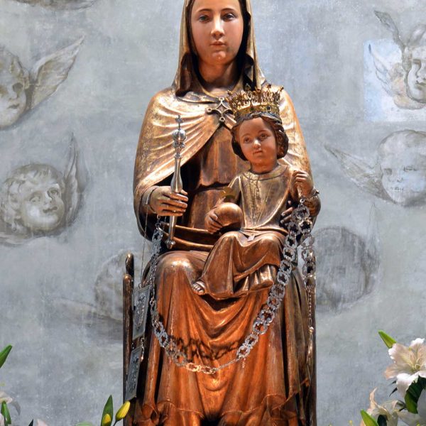 Barcelona.- Església de Sant Pere Nolasc. Mare de Déu de la Mercè presidint el retaule major (11/2015)