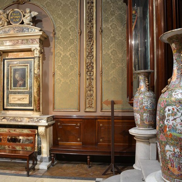 Barcelona.- Basílica barroca de la Mercè construïda entre 1765 i 1775 però d'origen medieval - Cambril de la Mare de Déu (11/2015)