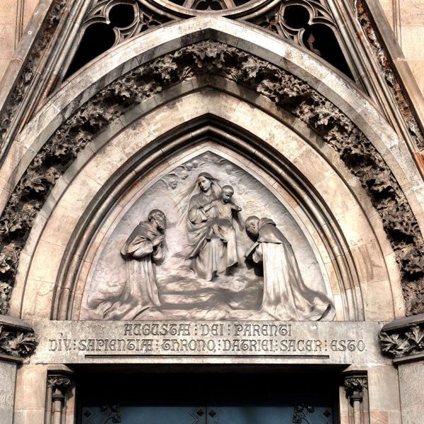 Barcelona.- Església del convent de Pompeia, promoguda l'any 1908 pel Pare Rupert Maria. El timpà es obra de l'escultor Llimona (4/2013)