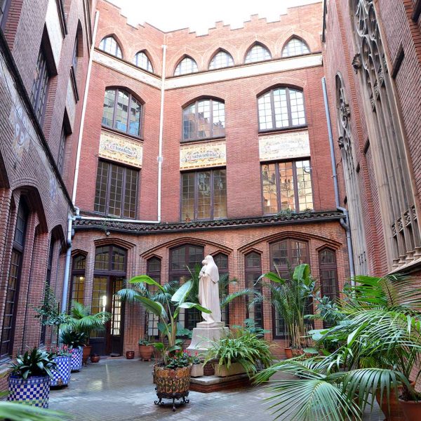 Barcelona- Convent de Pompeia, promogut l'any 1908 pel Pare Rupert Maria. Claustre com eix vertebrador de l'espai monàstic (11/2014)