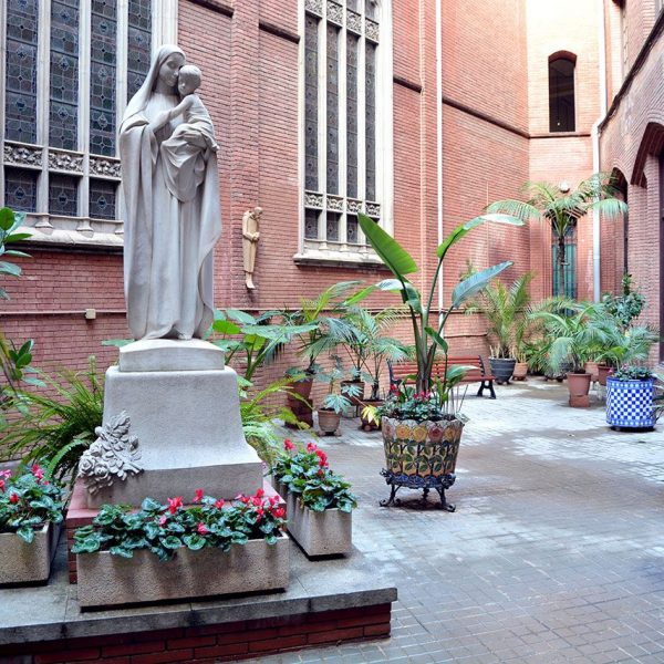 Barcelona- Convent de Pompeia, promogut l'any 1908 pel Pare Rupert Maria. Claustre com eix vertebrador de l'espai monàstic (11/2014)