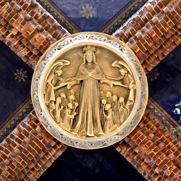 Barcelona.- Església del Monestir de Sta. Maria de Valldonzella consagrada l’any 1922 - Clau de volta esculpida amb la imatge de la Mare de Déu de la Misericòrdia (3/2015)