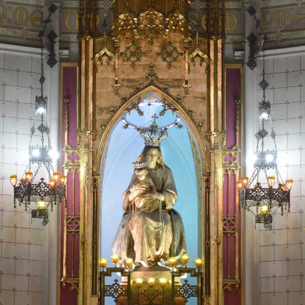 Barcelona.- Església del convent de Pompeia, promoguda pel Pare Rupert Maria. La Mare de Déu del Roser presidint l'altar (11/2014)