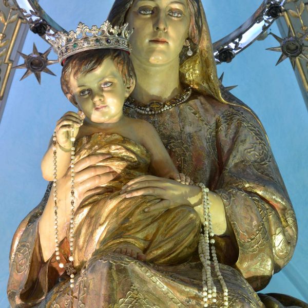 Barcelona.- Església del convent de Pompeia, promoguda pel Pare Rupert Maria. La Mare de Déu del Roser presidint l'altar (11/2014)