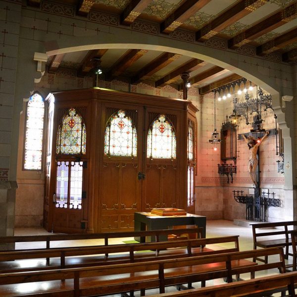 Barcelona.- Església del convent de Pompeia, promoguda pel Pare Rupert Maria. Vista del fons de la nau neogòtica (11/2014)