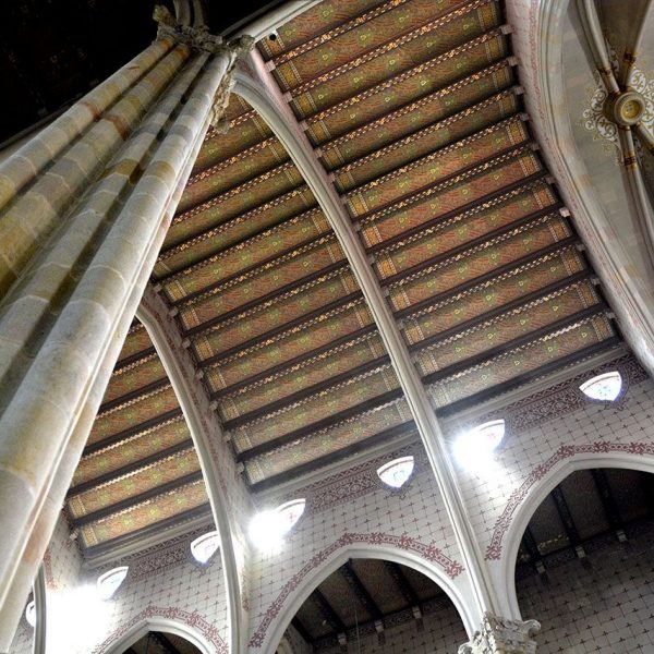 Barcelona.- Església del convent de Pompeia. Vista de la coberta amb arcs de diafragma i sostre enteixinat de l'església (11/2014)