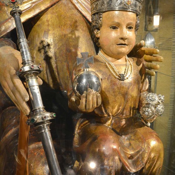 Barcelona.- Basílica de la Mercè, - Imatge de la Mare de Déu gòtica atribuida a Pere Moragas. El nen es del S. XV (11/2015)