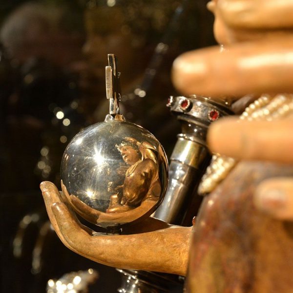 Barcelona.- Basílica de la Mercè, - Imatge de la Mare de Déu gòtica atribuïda a Pere Moragas reflectida en la bola del mon que sosté el nen Jesús (11/2015)