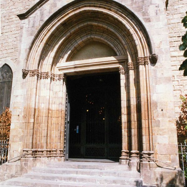 Barcelona.- Església gòtica de la Concepció, S. XV que fou traslladada de la Plaça Urquinaona entre 1871/1888. (6/2005)