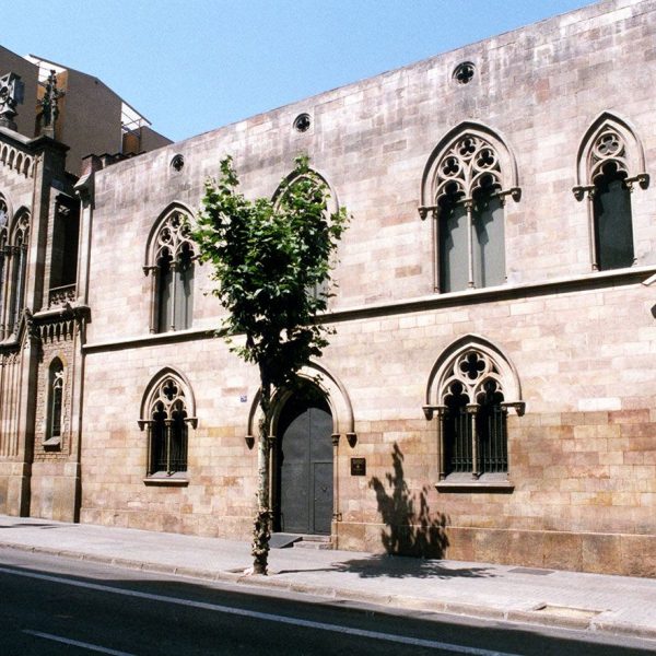 Barcelona.- Convent gòtic de la Concepció, S. XV - Façana lateral del convent que fou traslladat de la Plaça Urquinaona entre 1871/1888 (7/2005)