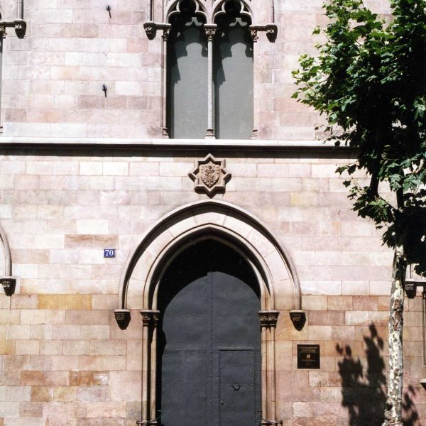 Barcelona.- Convent gòtic de la Concepció, S. XV - Façana lateral del convent que fou traslladat de la Plaça Urquinaona entre 1871/1888 (7/2005)