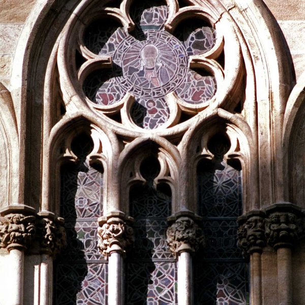 Barcelona.- Convent gòtic de la Concepció, S. XV - Finestral de la façana lateral corresponent a la capella del Sant Crist (7/2005)