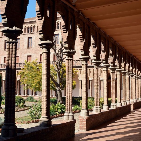 Barcelona.- Claustre del Monestir de Sta. Maria de Valldonzella de planta quadrada compost de columnes de totxo amb capitells i arcs escarsers entre columnes (3/2015)