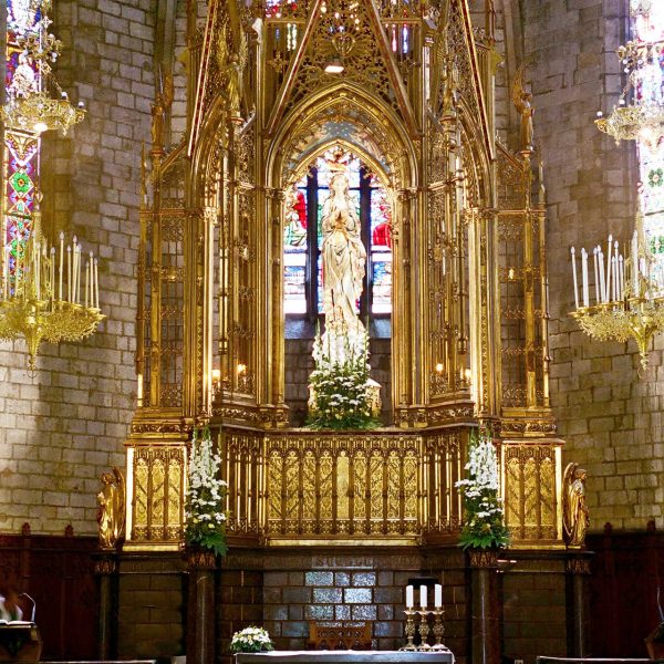 Barcelona.- Església gòtica de la Concepció, S. XV - Vista de l'altar i del retaule (6/2005)