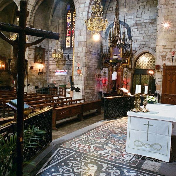 Barcelona.- Església gòtica de la Concepció, S. XV - Vista del presbiteri sobrealçat respecte la nau i separat per una reixa de ferro forjat (6/2005)