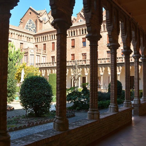 Barcelona.- Claustre del Monestir de Sta. Maria de Valldonzella de planta quadrada compost de columnes de totxo amb capitells i arcs escarsers entre columnes (3/2015)