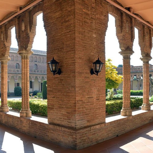Barcelona.- Claustre del Monestir de Sta. Maria de Valldonzella de planta quadrada compost de columnes de totxo amb capitells i arcs escarsers entre columnes (3/2015)