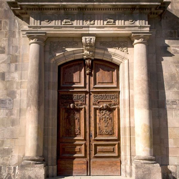 Barcelona.- Església de la Immaculada Concepció o de la Ciutadella. Portalada flanquejada per columnes que sostenen un frontó triangular (3/2010)
