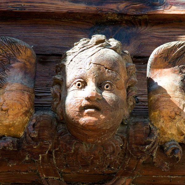 Barcelona.- Església de la Immaculada Concepció o de la Ciutadella. Àngel esculpit a la portalada de fusta (3/2010)