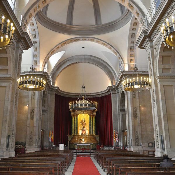 Barcelona.- Església de la Immaculada Concepció o de la Ciutadella. Vista general de la nau amb capelles laterals (1/2010)