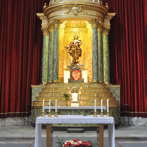 Barcelona.- Església de la Immaculada Concepció o de la Ciutadella. Vista de l'altar i del Retaule amb la talla de l'Immaculada Concepció (1/2010)