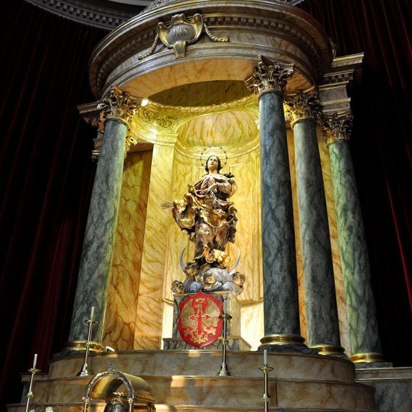 Barcelona.- Església de la Immaculada Concepció o de la Ciutadella. Vista del Retaule i la talla de l'Immaculada Concepció (1/2010)