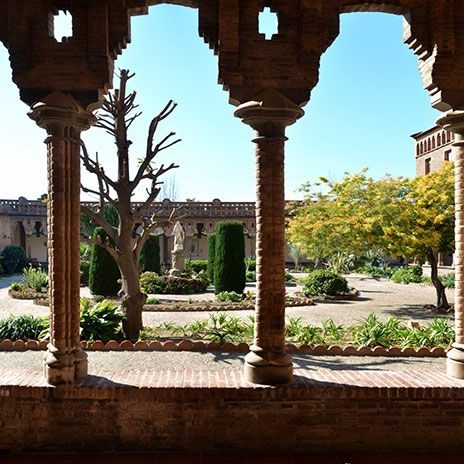 Barcelona.- Claustre del Monestir de Sta. Maria de Valldonzella de planta quadrada vist des de l’ala del mur de l’església (3/2015)