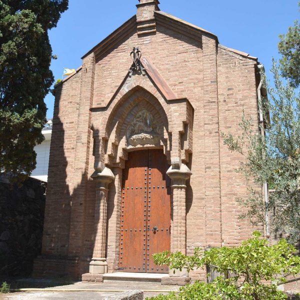 Barcelona.- Monestir de Sta. Maria de Valldonzella – Capella Nostra Senyora de Lourdes construïda als jardins seguint el mateix estil arquitectònic de Bernadí Martorell (6/2015)