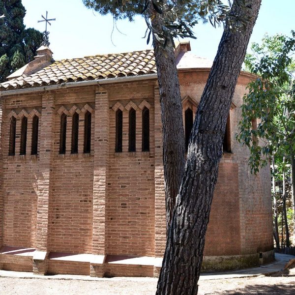Barcelona.- Monestir de Sta. Maria de Valldonzella – Vista posterior de la Capella Nostra Senyora de Lourdes seguint el mateix estil modernista de Bernadí Martorell (6/2015)