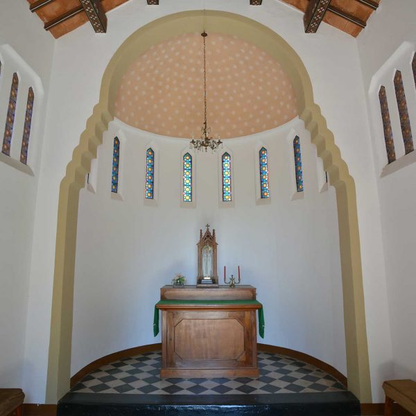 Barcelona.- Monestir de Sta. Maria de Valldonzella – Capella Nostra Senyora de Lourdes amb l’absis semicircular separat de la nau per un Arc triomfal esglaonat (6/2015)