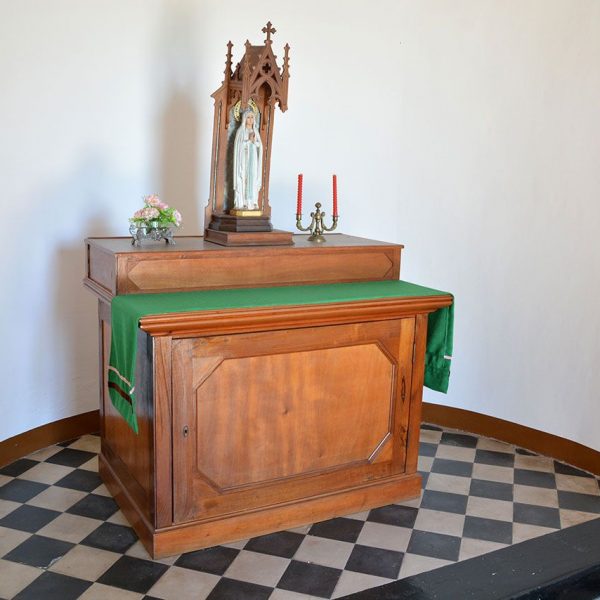 Barcelona.- Monestir de Sta. Maria de Valldonzella – Capella Nostra Senyora de Lourdes amb l’altar molt auster presidit per la imatge de la Verge de Lourdes (6/2015)