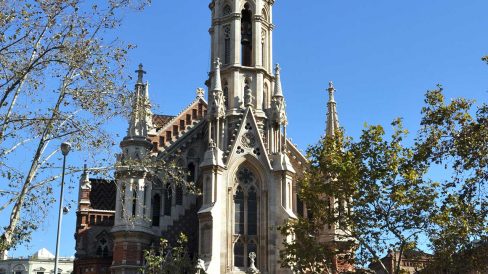 Barcelona.- Església de Sant Francesc de Sales, d'estil neogòtic de Joan Martorell Montells feta entre 1882/1885 i ornamentada amb diversos pinacles (11/2009)