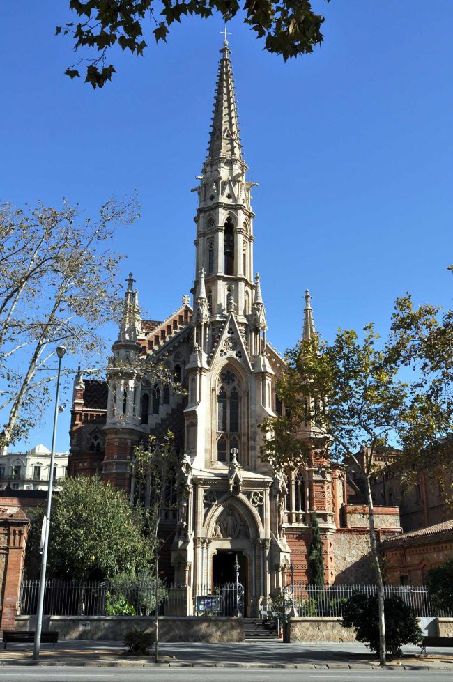 Barcelona.- Església de Sant Francesc de Sales, d'estil neogòtic de Joan Martorell Montells feta entre 1882/1885 i ornamentada amb diversos pinacles (11/2009)