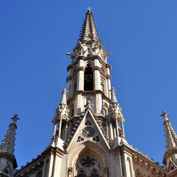 Barcelona.- Església de Sant Francesc de Sales, d'estil neogòtic de Joan Martorell Montells feta entre 1882/1885 i ornamentada amb diversos pinacles (11/2009)