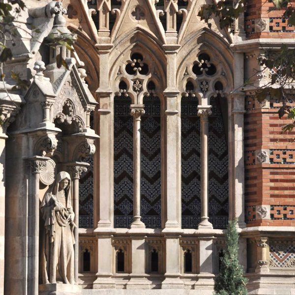 Barcelona.- Església de Sant Francesc de Sales, d'estil neogòtic de Joan Martorell Montells feta entre 1882/1885 i ornamentada amb diversos pinacles (11/2009)