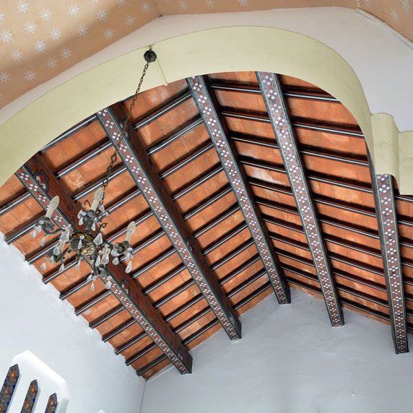 Barcelona.- Monestir de Sta. Maria de Valldonzella – Capella Nostra Senyora de Lourdes – Coberta a dues aigües amb embigat de fusta (6/2015)