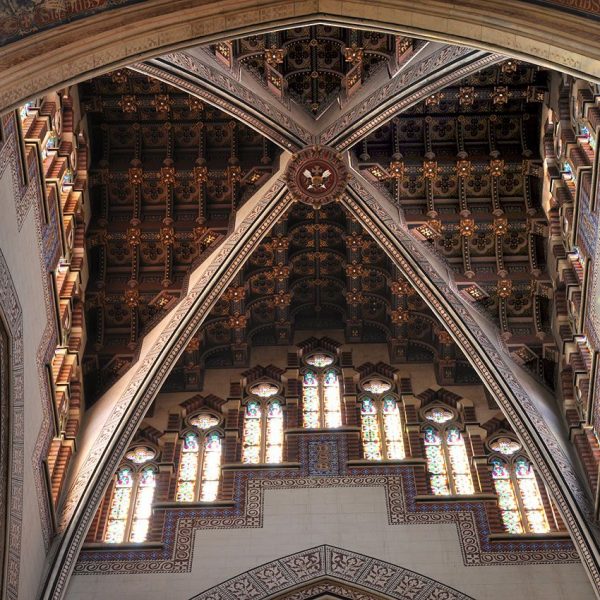 Barcelona.- Església de Sant Francesc de Sales, d'estil neogòtic - Vista de la cúpula i de l'artesanat que podria ser obra de Gaudí (11/2009)