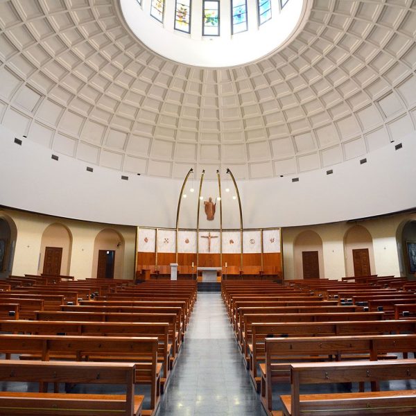 Barcelona.-Església Sant Gregori Taumaturg, construïda entre 1945 i 1995 - Vista de la gran cúpula interior de forma elíptica (11/2017)