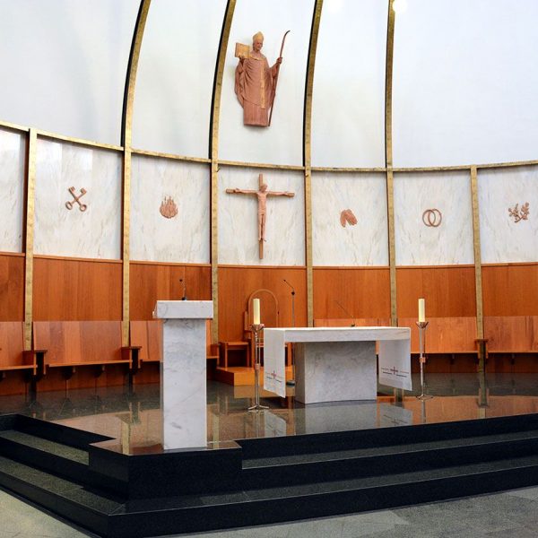 Barcelona.-Església Sant Gregori Taumaturg, construïda entre 1945 i 1995 - Vista de l'altar (11/2017)