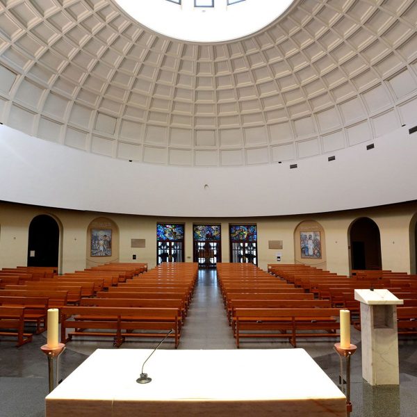 Barcelona.-Església Sant Gregori Taumaturg, construïda entre 1945 i 1995 - Vista de la gran cúpula interior de forma elíptica (11/2017)
