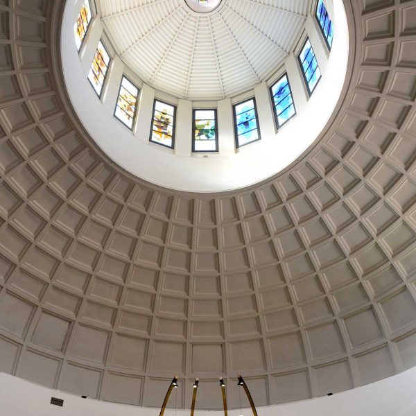 Barcelona.-Església Sant Gregori Taumaturg, construïda entre 1945 i 1995 - Vista de la gran cúpula interior de forma elíptica (11/2017)