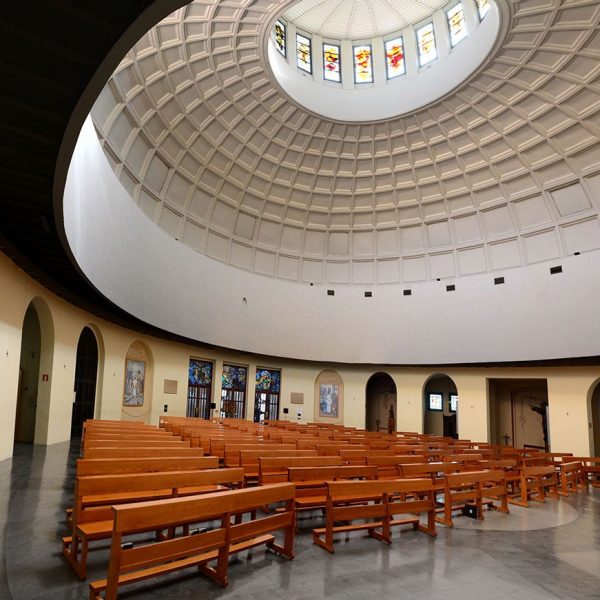 Barcelona.-Església Sant Gregori Taumaturg, construïda entre 1945 i 1995 - Vista de la gran cúpula interior de forma elíptica (11/2017)